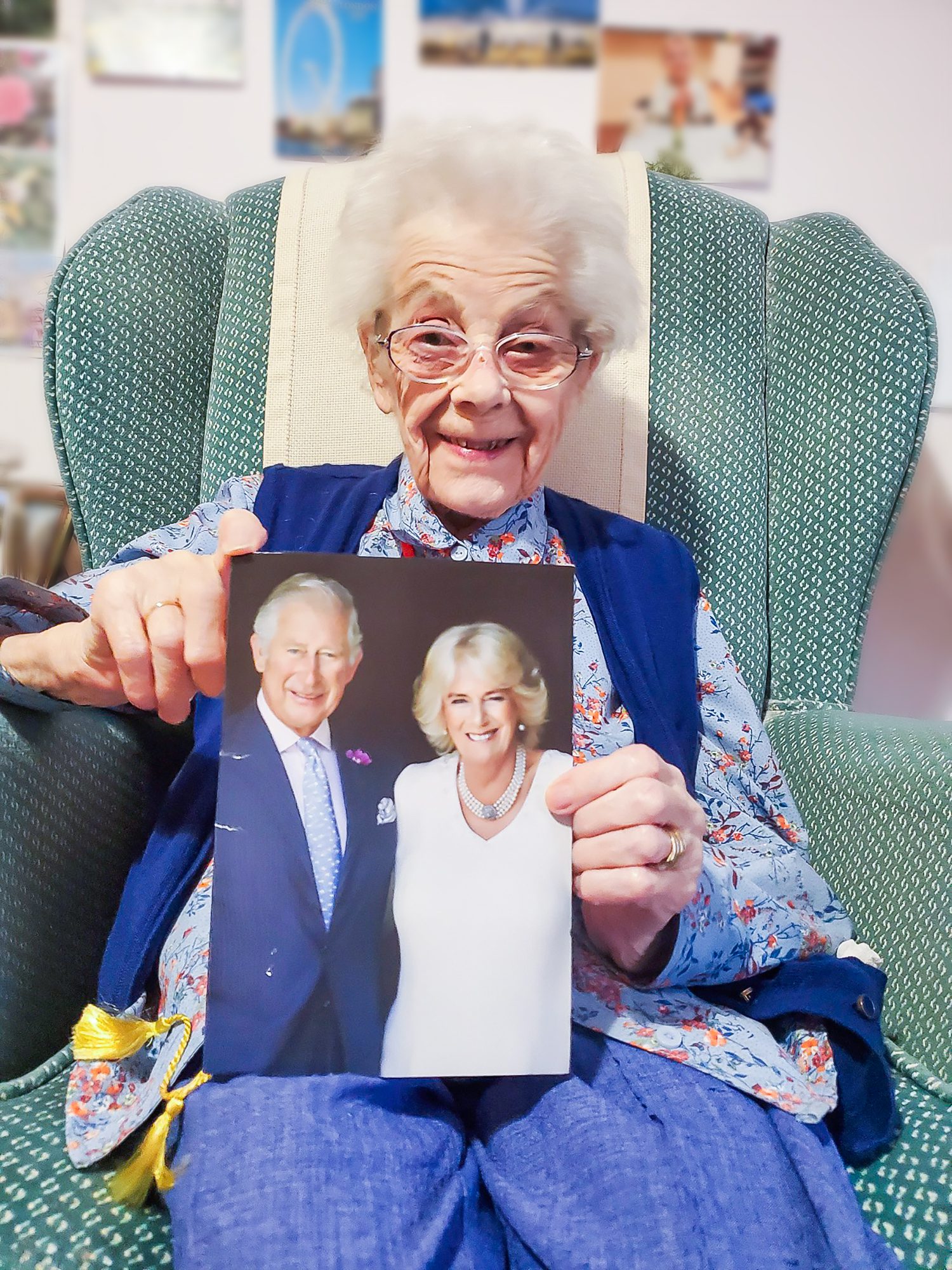 Wendy holding a card from King Charles III